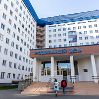 В минских роддомах начали вручать подарочные коробки для мам и малышей