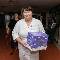 В минских роддомах начали вручать подарочные коробки для мам и малышей