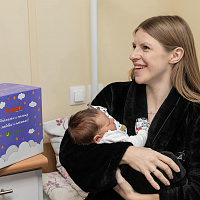 В минских роддомах начали вручать подарочные коробки для мам и малышей