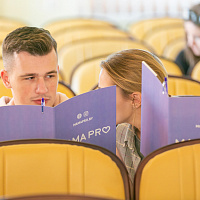 В минских роддомах начали вручать подарочные коробки для мам и малышей