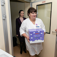В минских роддомах начали вручать подарочные коробки для мам и малышей