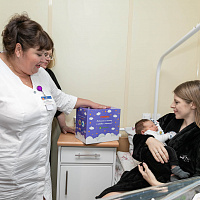 В минских роддомах начали вручать подарочные коробки для мам и малышей