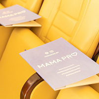 В минских роддомах начали вручать подарочные коробки для мам и малышей