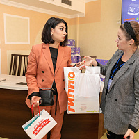 В минских роддомах начали вручать подарочные коробки для мам и малышей