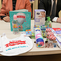 В минских роддомах начали вручать подарочные коробки для мам и малышей