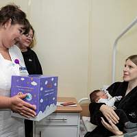 В минских роддомах начали вручать подарочные коробки для мам и малышей