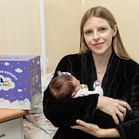 В минских роддомах начали вручать подарочные коробки для мам и малышей